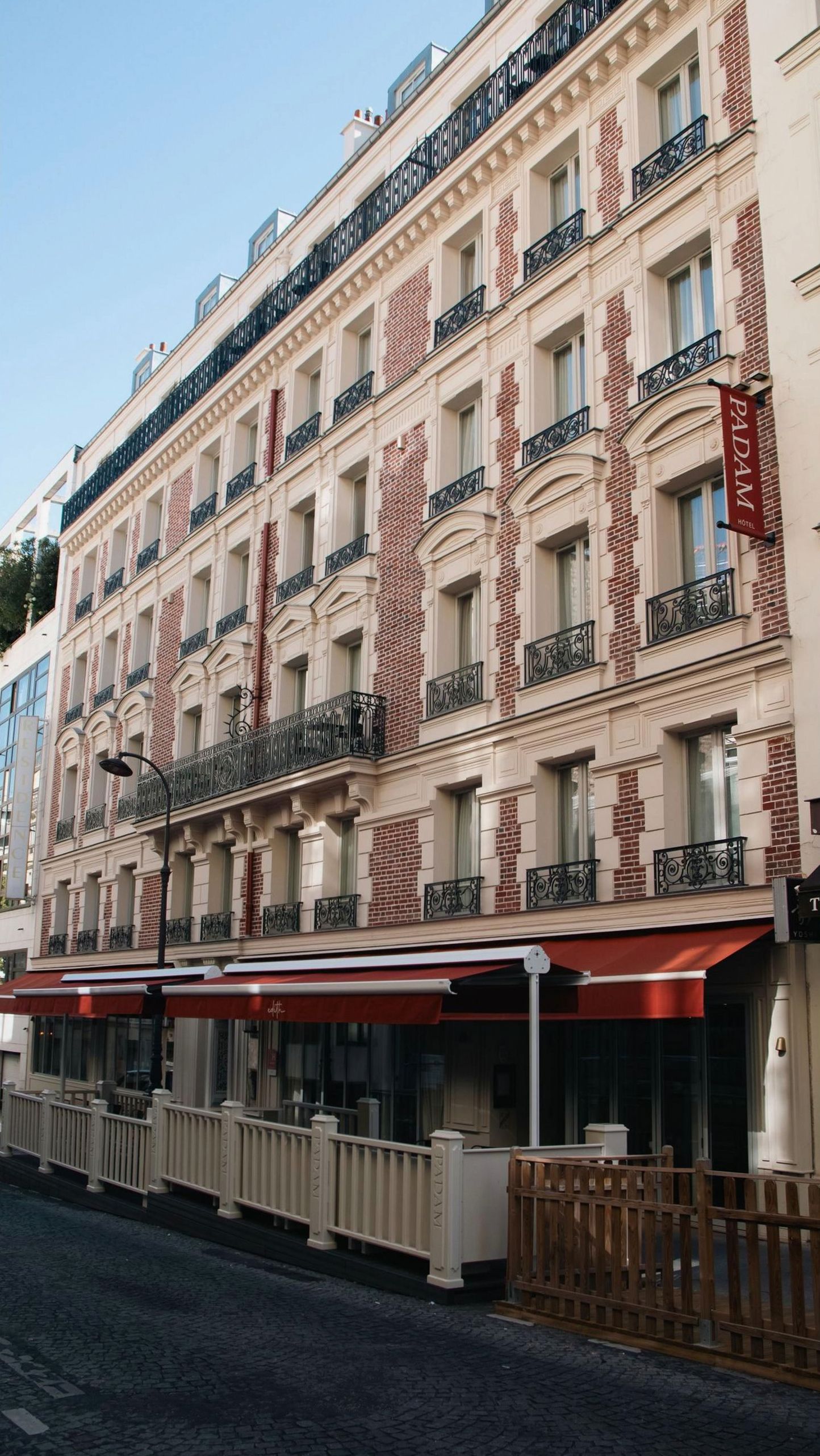 Façade de l'Hôtel Fr-Club Aventure à Paris